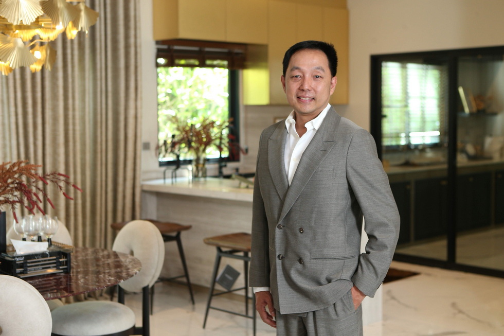 นายประเสริฐ ตระการวชิรหัตถ์ รองกรรมการผู้จัดการ แสนสิริ นายประเสริฐ ตระการวชิรหัตถ์ รองกรรมการผู้จัดการ แสนสิริ